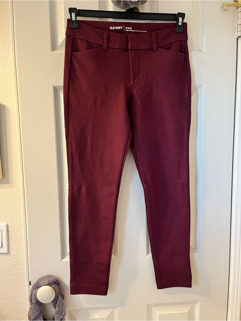 old navy women’s pixie built in sculpt pants in burgundy